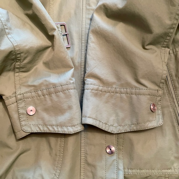 GALLERY LIKE NEW WATER REPELLENT RAINCOAT W DETACHABLE HOOD, DRY CLEANED. - Picture 10 of 17